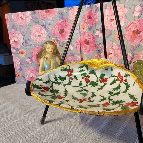 DECOUPAGE CLAM SHELL DECOUPAGE TRINKET DISH WITH CHRISTMAS HOLLY - Picture 3 of 10